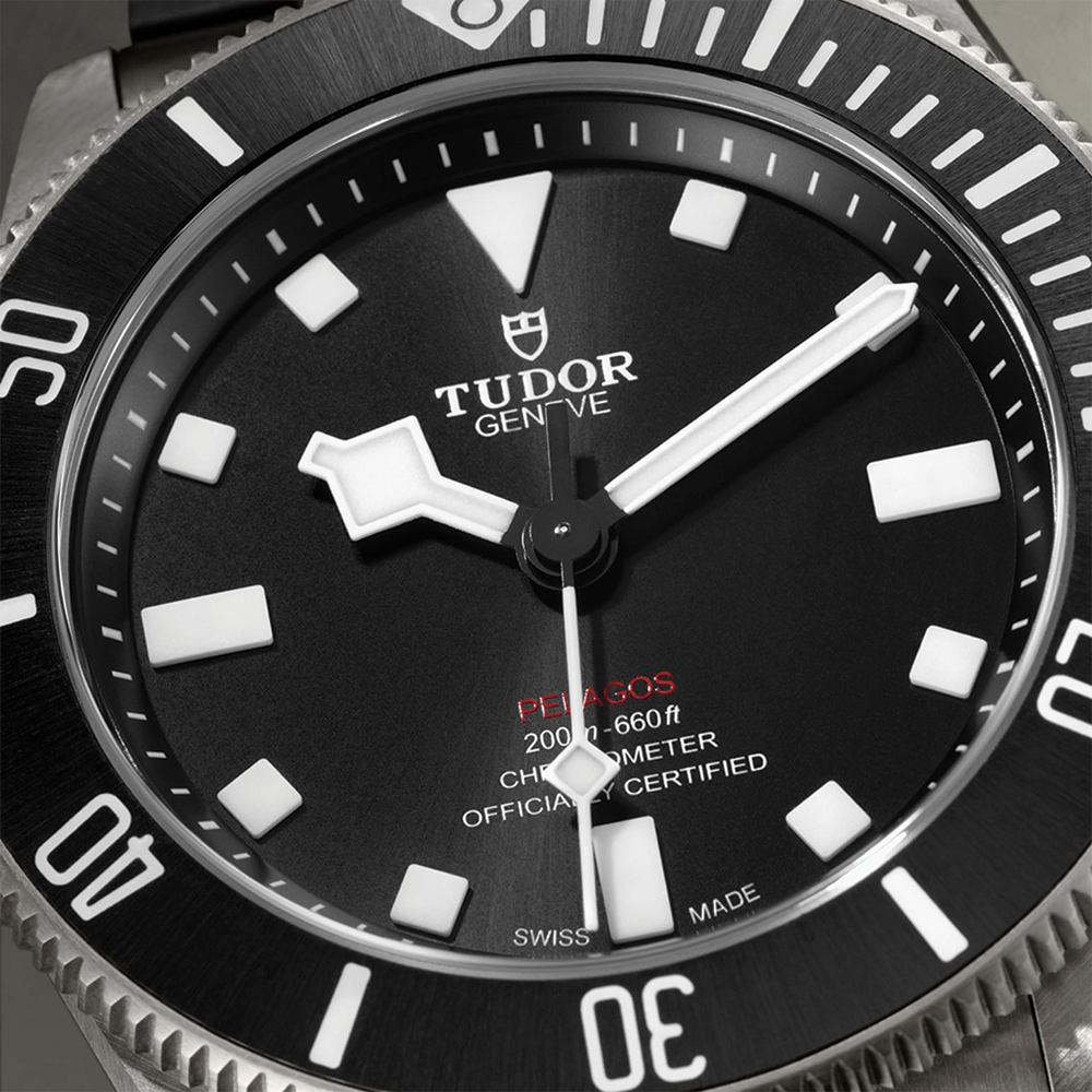 Pelagos Titanium 39mm - Black on Bracelet w/ Extra Rubber Strap