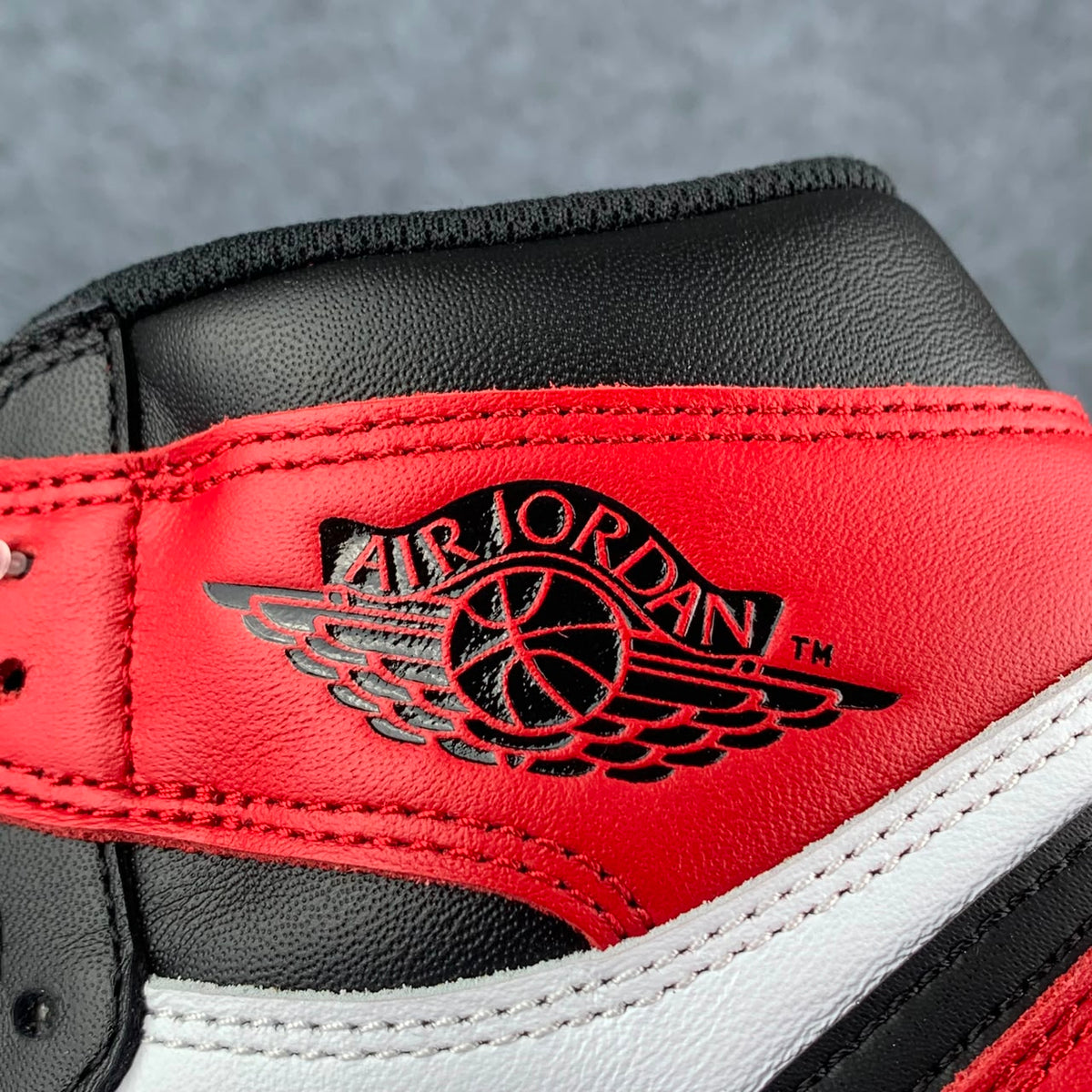 Air Jordan 1 Retro High OG 'Black Toe' 2016