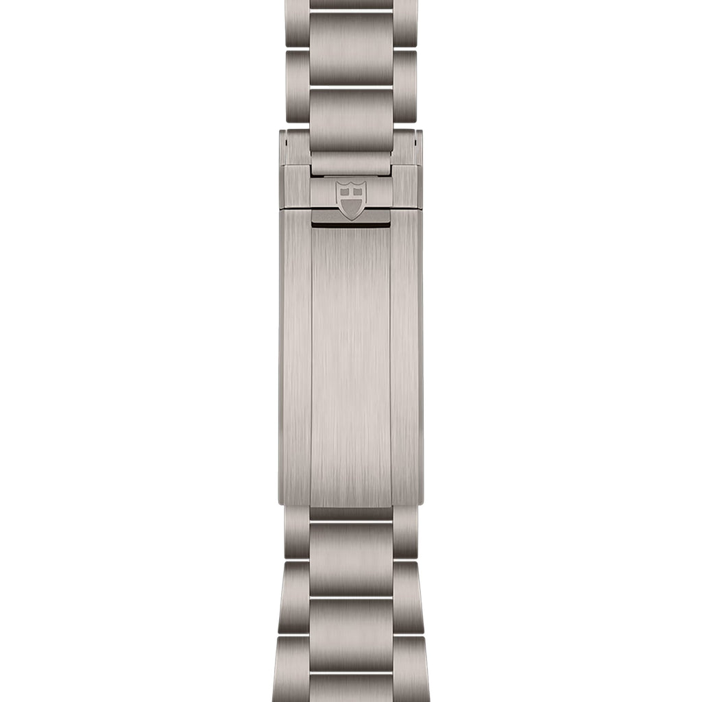 Pelagos Titanium 39mm - Black on Bracelet w/ Extra Rubber Strap