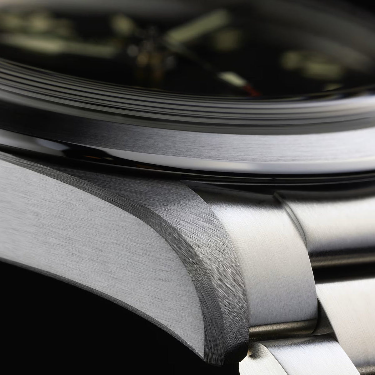 Ranger 39mm - Black on Bracelet